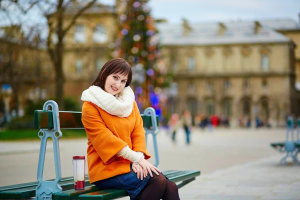 Glückliche junge Frau zu Weihnachten in Paris — Stockfoto