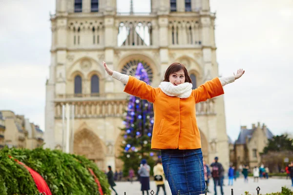 Happy young woman in Paris at Christmas — 스톡 사진