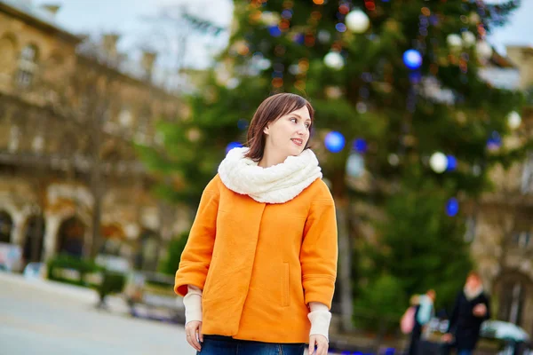 Happy young woman in Paris at Christmas — Stok fotoğraf