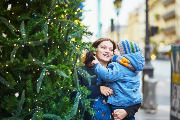 İki Noel ağacı seyir mutlu aile — Stok fotoğraf