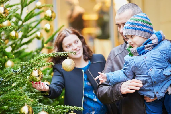 Glückliche dreiköpfige Familie zu Weihnachten im Freien — Stockfoto