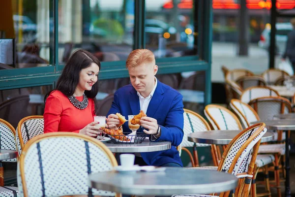 Coppia romantica a Parigi in caffè — Foto Stock