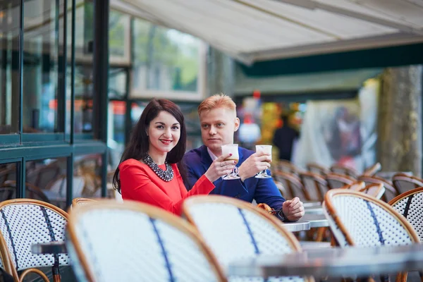Романтическая пара в Париже в кафе — стоковое фото