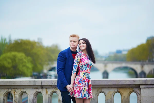 Romantische koppel in Parijs in de buurt van de Seine — Stockfoto