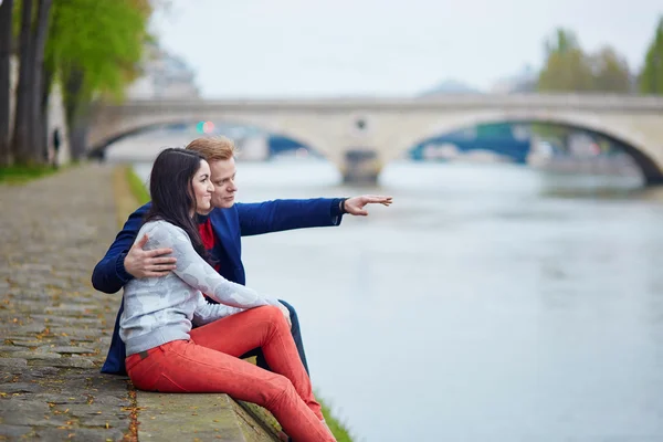 Couple romantique à Paris près de la Seine — Photo