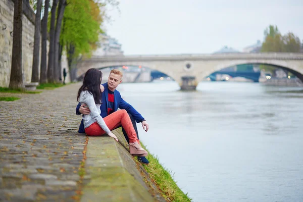 Ρομαντικό ζευγάρι στο Παρίσι, κοντά στο Σηκουάνα — Φωτογραφία Αρχείου