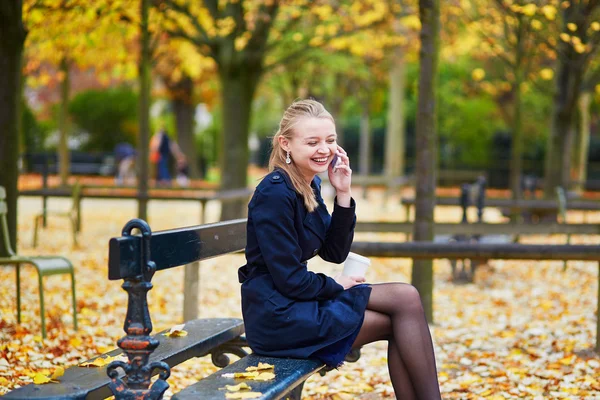 Mujer joven en el jardín luxemburgués de París en un día de otoño —  Fotos de Stock