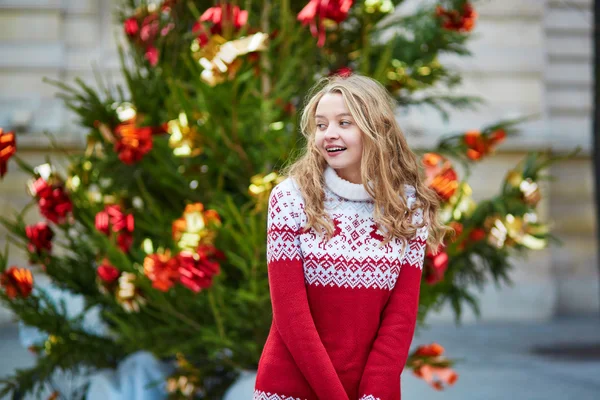 Young woman on a street of Paris decorated for Christmas — Stock Photo, Image