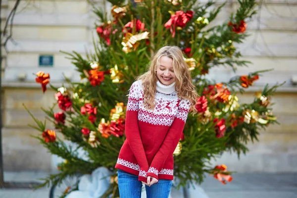 Mujer joven en una calle de París decorada para Navidad — Foto de Stock