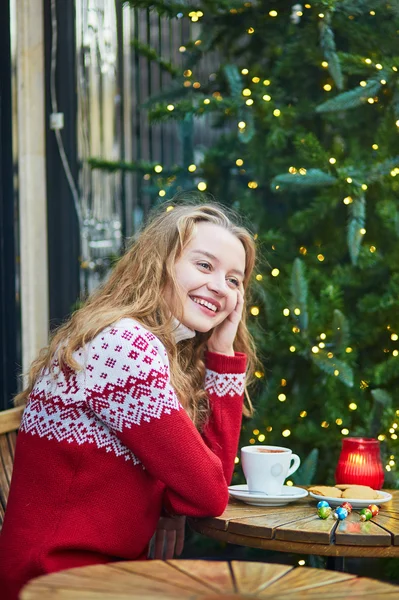 Giovane donna su una strada di Parigi decorata per Natale — Foto Stock