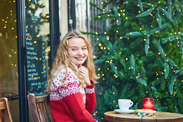 Giovane donna su una strada di Parigi decorata per Natale — Foto Stock