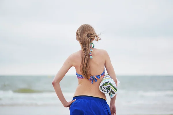 リラックスして砂のビーチで日光浴の女性 — ストック写真