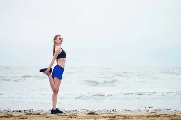 上海滩做伸展运动，在运动后的女人 — 图库照片