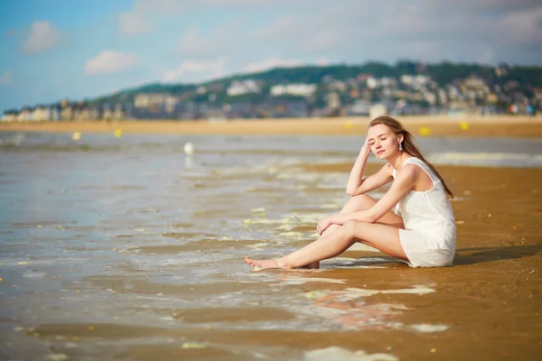 Mujer disfrutando de sus vacaciones por mar o mar — Foto de Stock
