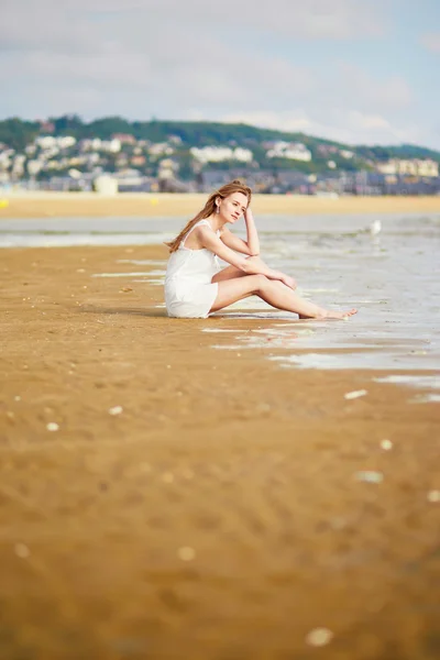 Женщина наслаждается отдыхом на море или на море — стоковое фото