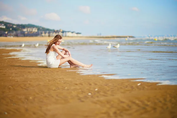 Žena se těší její dovolené od moře nebo oceánu — Stock fotografie