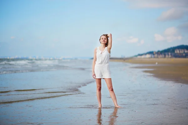 Jovem desfrutando suas férias por mar — Fotografia de Stock