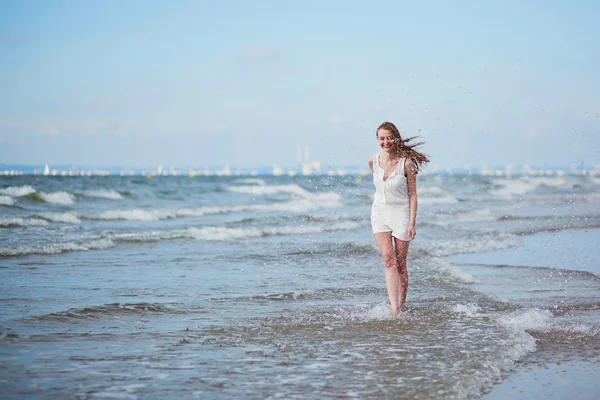 Молода жінка насолоджується відпусткою на морі — стокове фото
