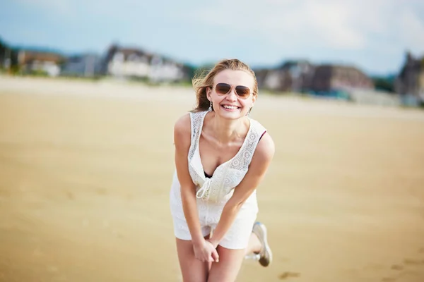 Красива молода жінка насолоджується сонцем на піщаному пляжі — стокове фото