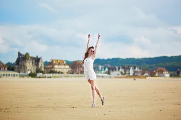 Hermosa joven disfrutando del sol en una playa de arena — Foto de Stock