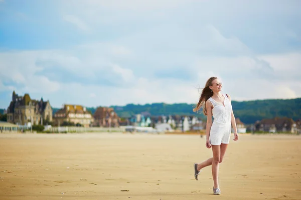 Hermosa joven disfrutando del sol en una playa de arena — Foto de Stock