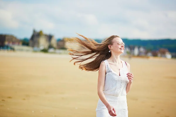 Hermosa joven disfrutando del sol en una playa de arena — Foto de Stock