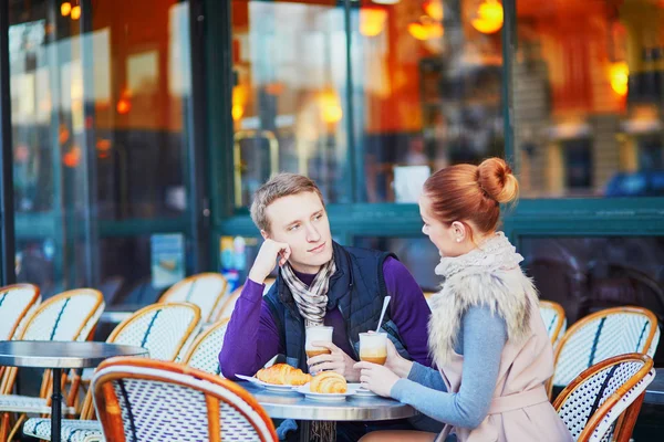 Романтическая пара в кафе в Париже, Франция — стоковое фото