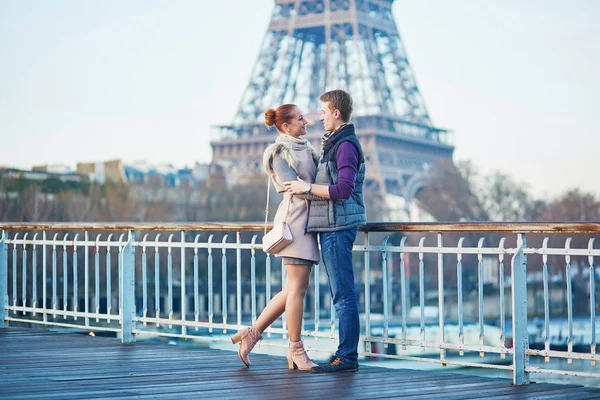 在法国巴黎的埃菲尔铁塔附近对浪漫的情侣 — 图库照片