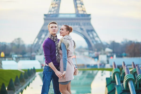 Romantiska par nära Eiffeltornet i Paris, Frankrike — Stockfoto