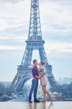 Fransa'nın Paris, Eyfel Kulesi yakınındaki Romantik Çift