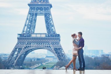 Fransa'nın Paris, Eyfel Kulesi yakınındaki Romantik Çift