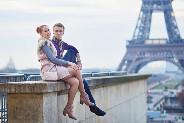 Casal romântico perto da Torre Eiffel em Paris, França — Fotografia de Stock