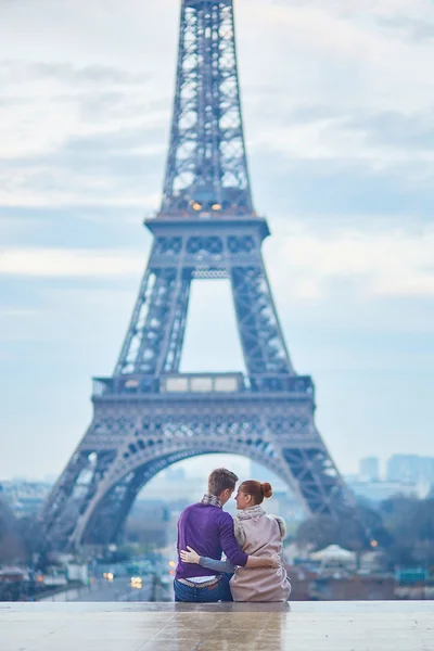 Романтическая пара возле Эйфелевой башни в Париже, Франция — стоковое фото