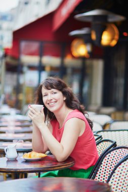 Kafede kahve içen kadın