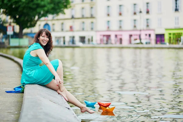 Neşeli genç Fransız kadın üzerinde canal Saint-Martin eğleniyor — Stok fotoğraf