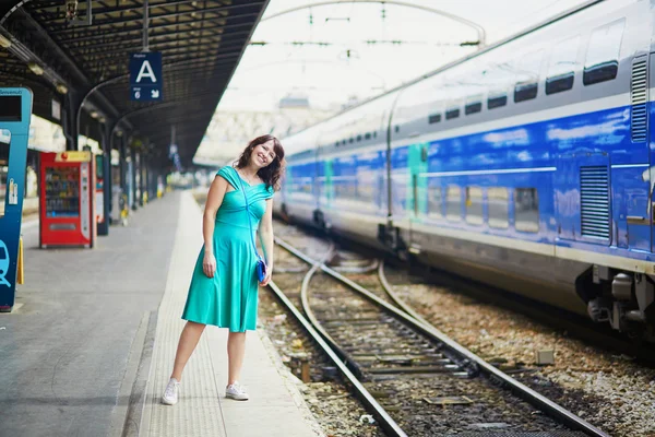 Jovem mulher em Parisiense metro ou estação ferroviária — Fotografia de Stock