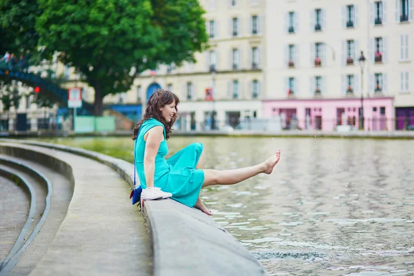 Fröhliche junge Französin amüsiert sich am Saint-Martin-Kanal — Stockfoto