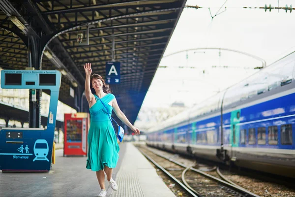 Jovem mulher em Parisiense metro ou estação ferroviária — Fotografia de Stock