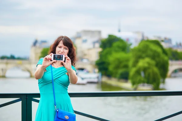 Νεαρή γυναίκα με το κινητό στο Παρίσι — Φωτογραφία Αρχείου