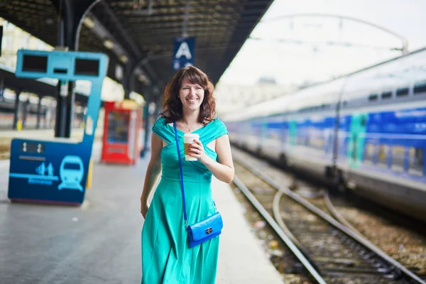 Mujer joven en metro parisino o estación de tren — Foto de Stock