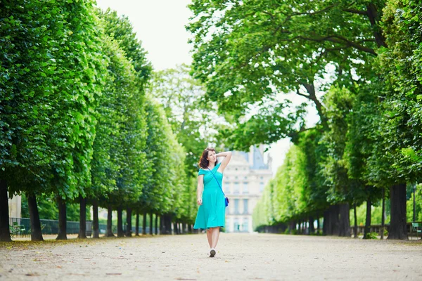 Όμορφη νεαρή γυναίκα με τα πόδια στο πάρκο Tuileries παριζιάνικο — Φωτογραφία Αρχείου