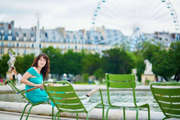 Mulher bonita relaxante no parque de Tulherias Parisienses — Fotografia de Stock