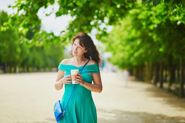 Mooie jonge vrouw lopen in Parijse Tuileries park — Stockfoto