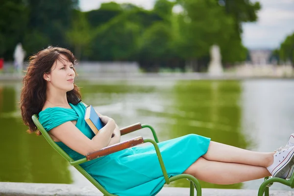 Hermosa joven relajante en el parque de las Tullerías parisinas — Foto de Stock