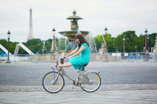 Kvinna som rider en cykel på en gata i Paris — Stockfoto