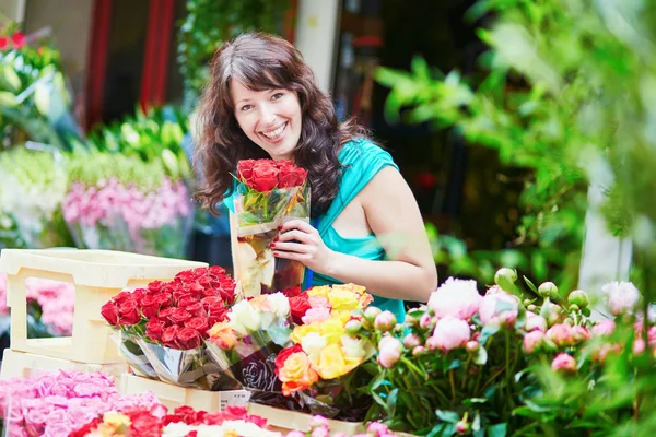Fransk kvinna välja blommor på marknaden — Stockfoto