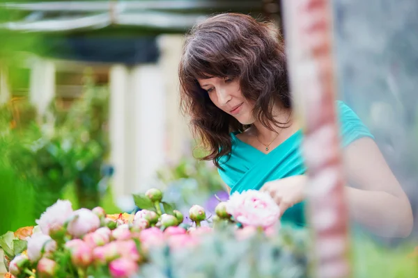 Donna francese che sceglie fiori sul mercato — Foto Stock