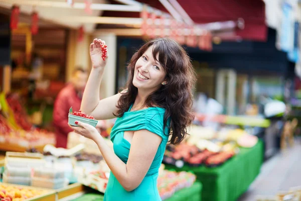 Fransk kvinna att välja frukter på marknaden — Stockfoto