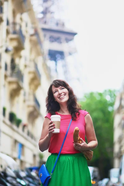 Francouzská žena chůzi s kávou jít a bagetu na ulici Paříž — Stock fotografie