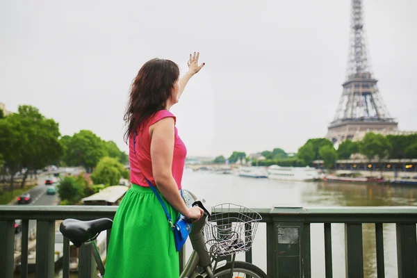 Vrouw fietsen op een straat van Parijs — Stockfoto